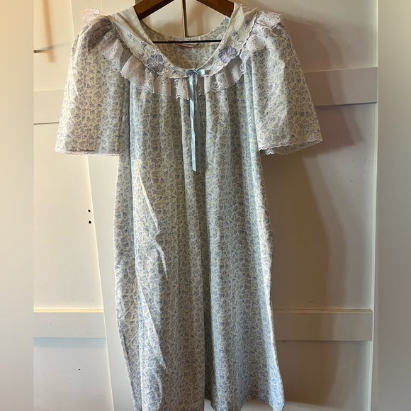 Cotton Floral Lace Nightgown with Blue flowers Lady Manhattan - Picture 6 of 8